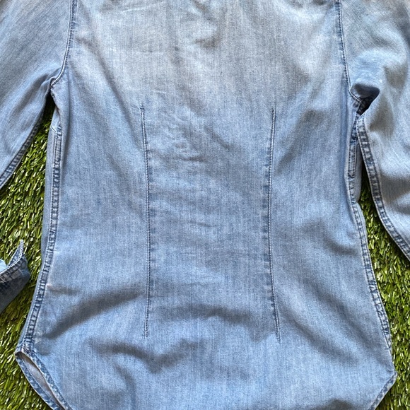 & Denim. Light Denim shirt with cute buttons. Super soft fabric. Fitted. - Picture 3 of 5